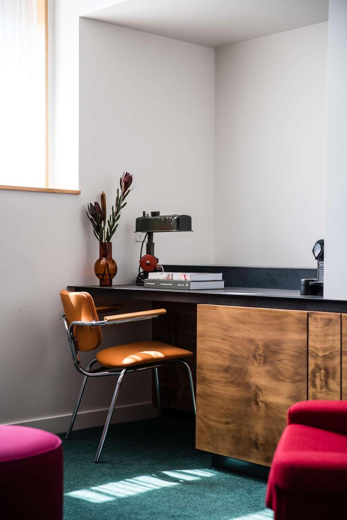 The Old Clare By Ode Hotels Сидни Екстериор снимка A desk with a built-in lamp