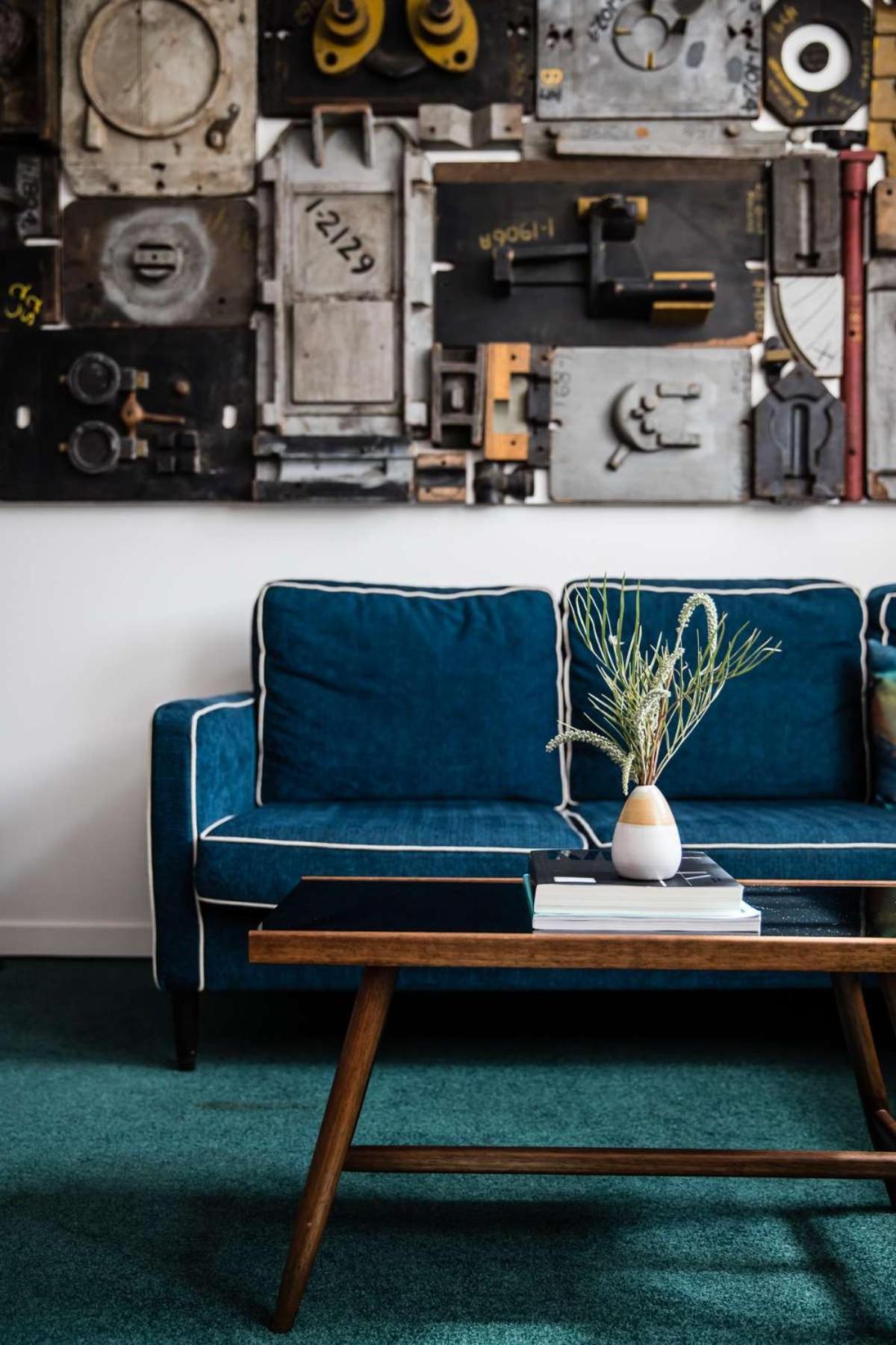 The Old Clare By Ode Hotels Сидни Екстериор снимка A blue sofa